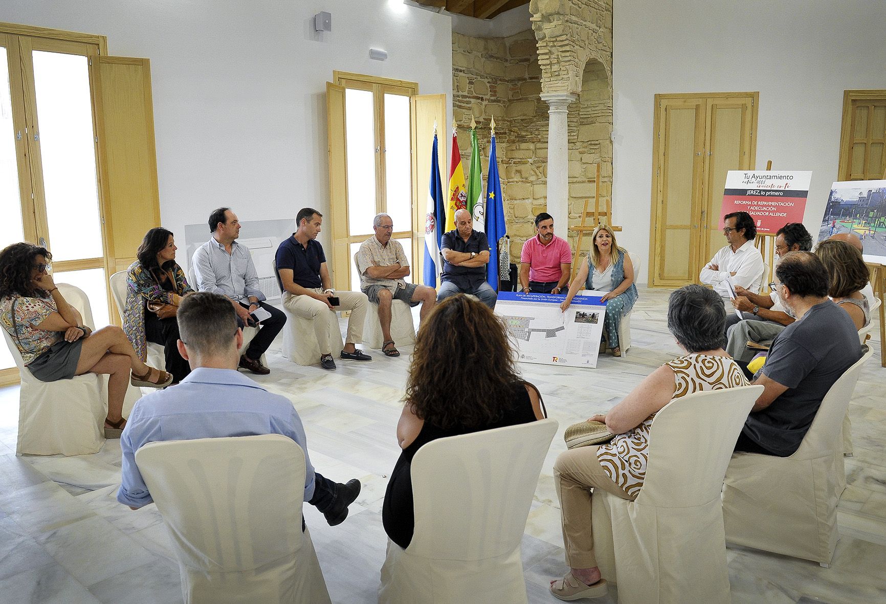 La alcaldesa de Jerez presenta a los vecinos el proyecto de la 'nueva' plaza Salvador Allende, donde habrá un nuevo parque infantil. La alcaldesa de Jerez presenta a los vecinos el proyecto de la 'nueva' plaza Salvador Allende, donde habrá un nuevo parque infantil.