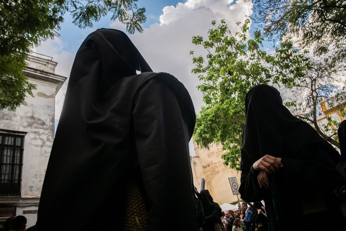 Nazarenos bajo un cielo lleno de nubes y claros, en la conexión Porvera con Chancillería. FOTO: MANU GARCÍA.