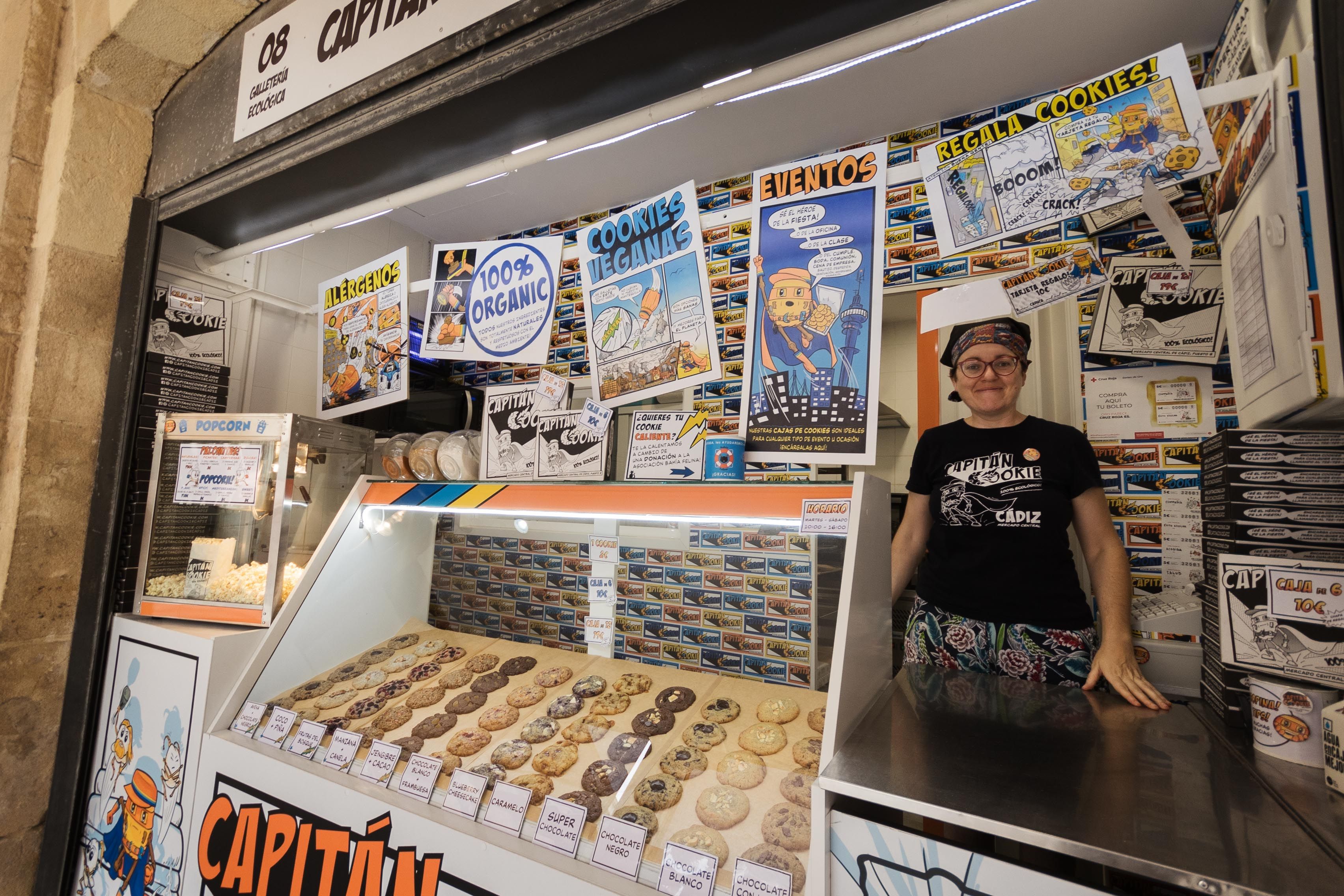 El puesto de Capitán Cookie en el Mercado Central de Cádiz donde una pareja elabora galletas ecológicas.