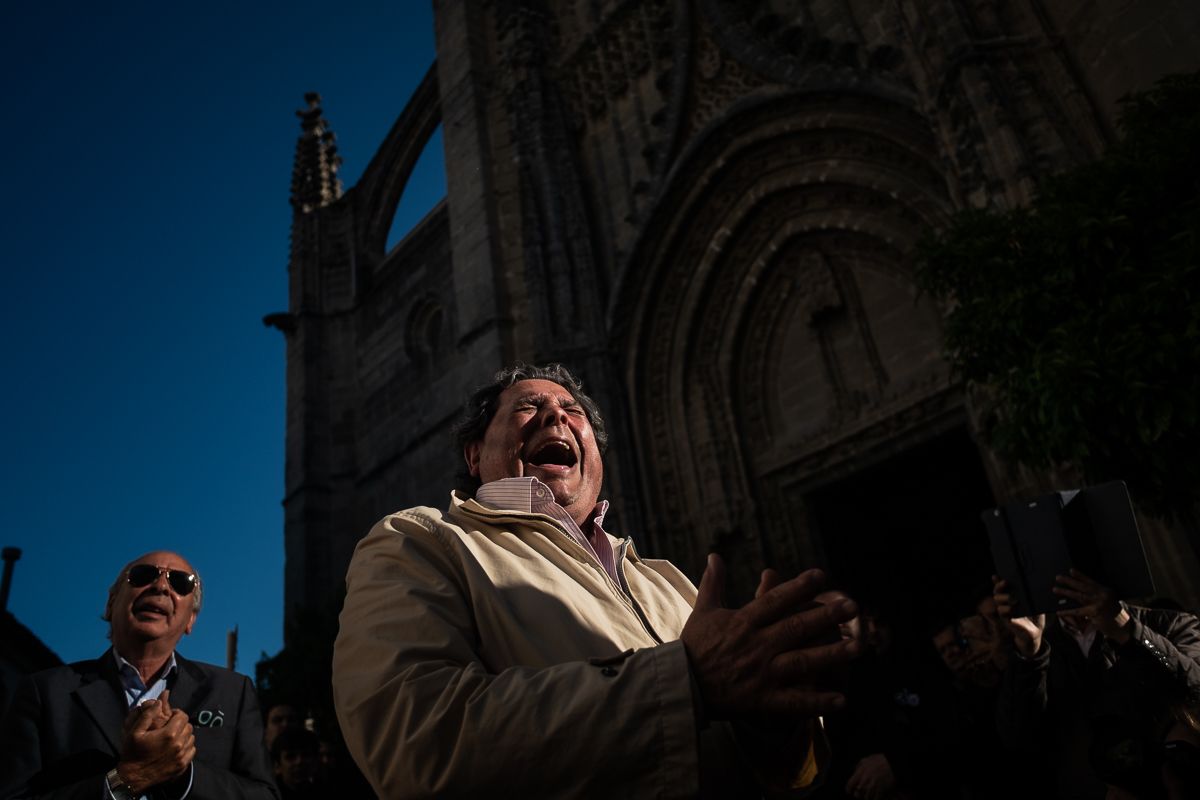 El Zambo canta una saeta a La Buena Muerte, a las puertas de Santiago, en una pasada Semana Santa. MANU GARCÍA