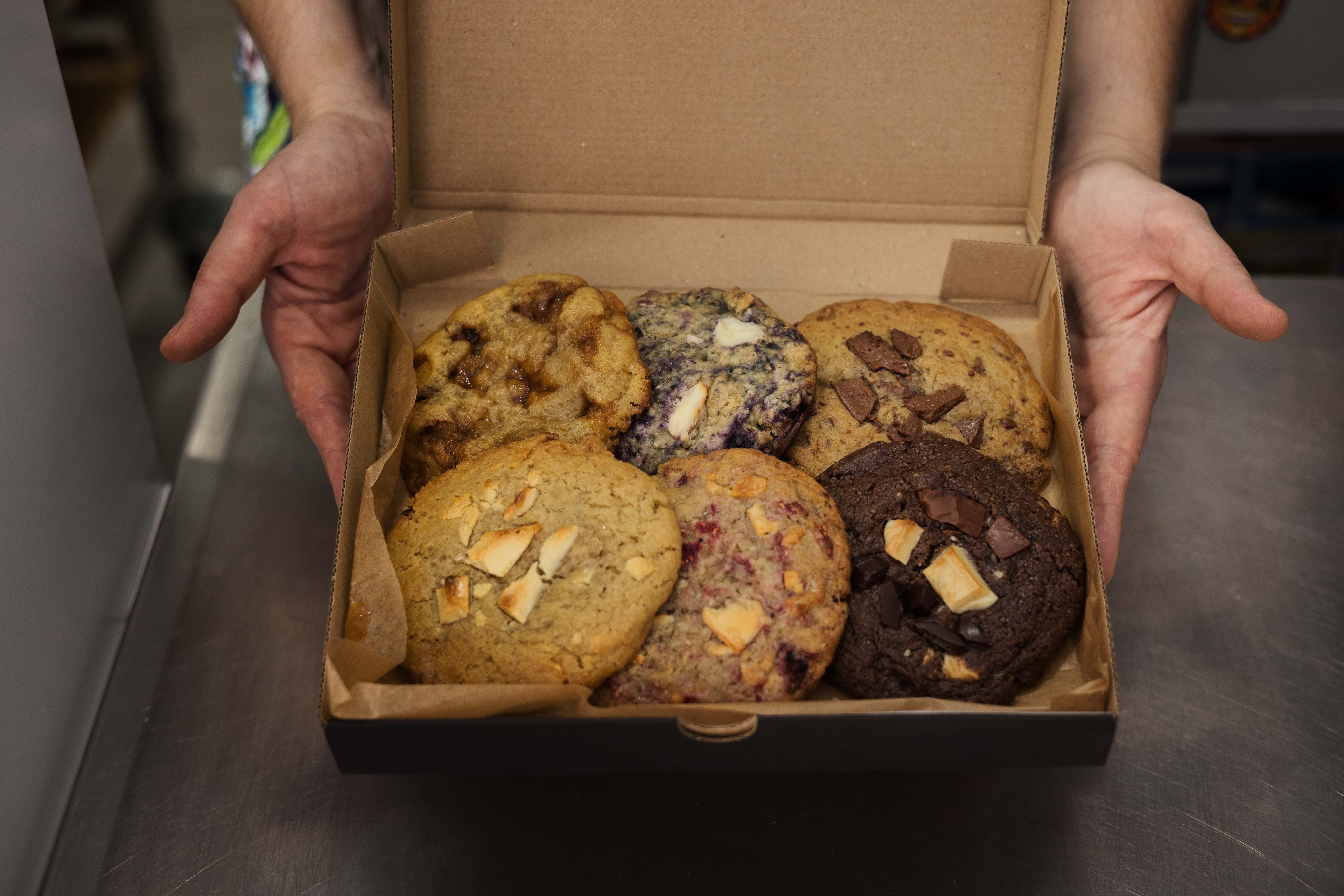 Galletas gigantes en una caja para llevar.