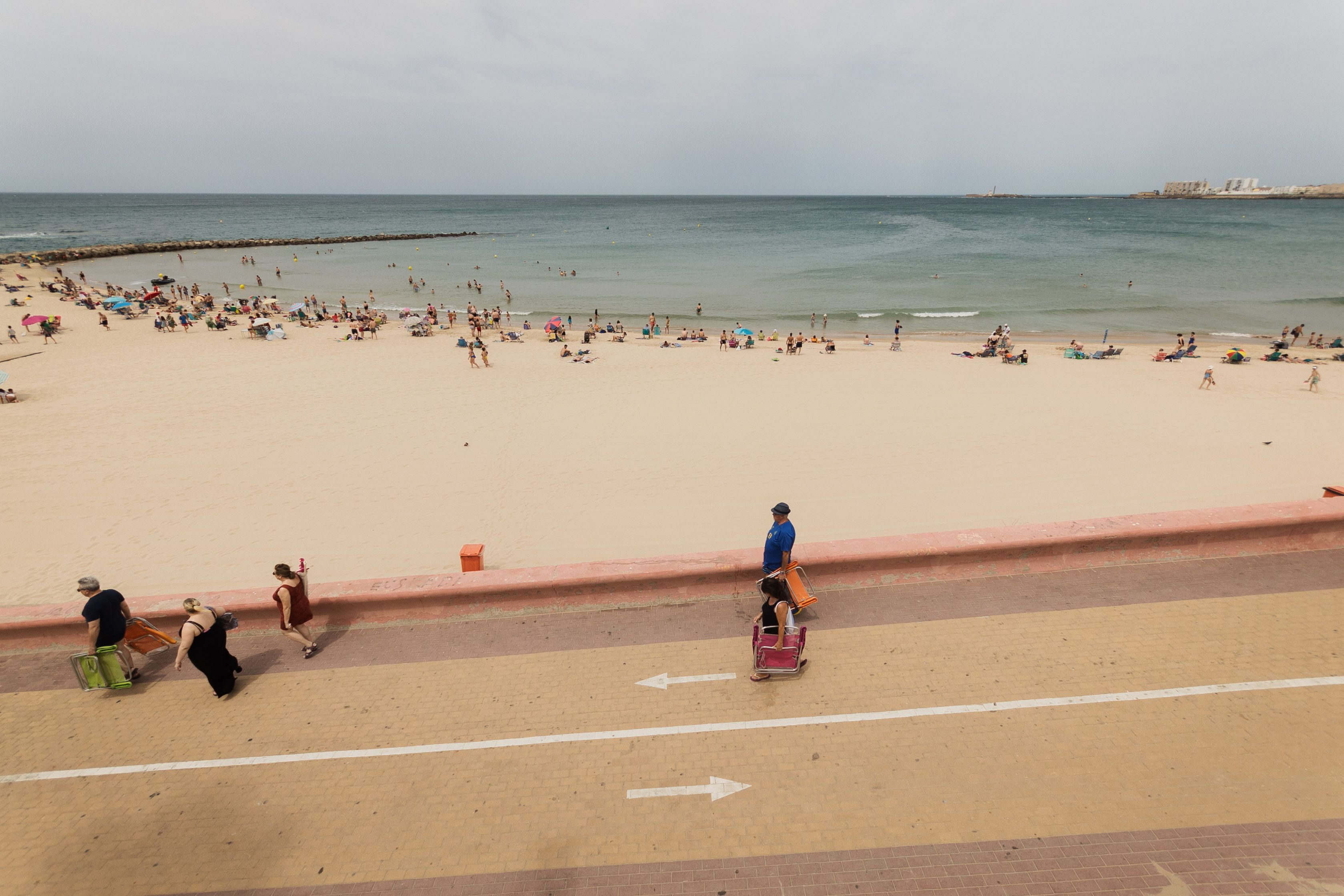 Vista de la playa de Santa María del Mar, en Cádiz capital, la segunda mejor playa de Andalucía, según 'San Google'.