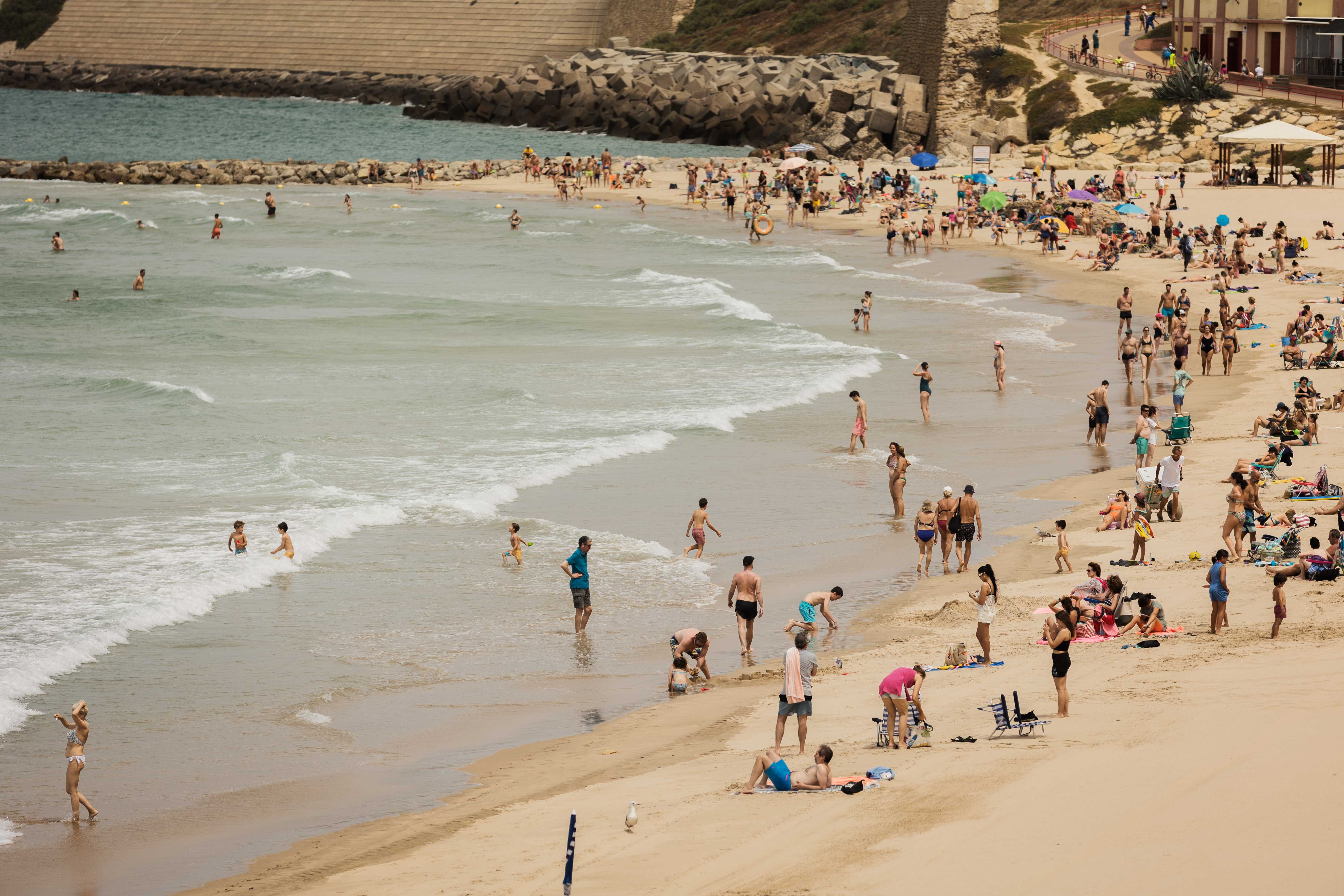 Bañistas de vacaciones en la playa Santa María del Mar de Cádiz.