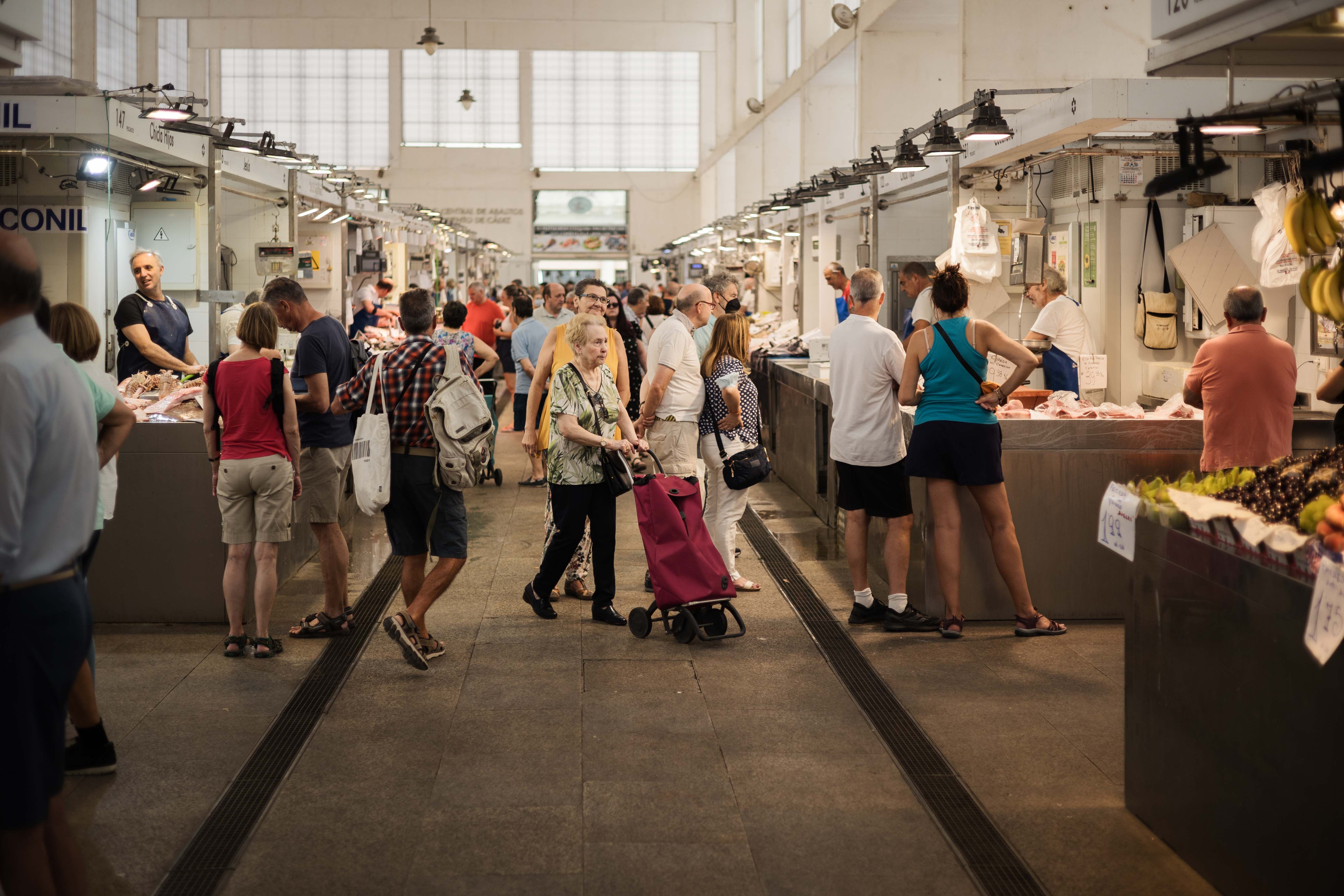 Una persona mayor haciendo recados en la Plaza de Abastos de Cádiz. 