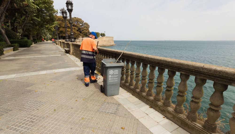 Un operario de la limpieza en Cádiz, en una imagen reciente.