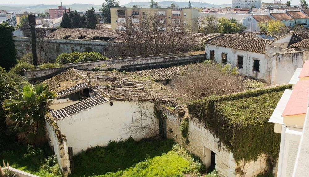 Vista del impresionante solar en las antiguas bodegas de calle Cristal, en Santiago, en una imagen reciente.