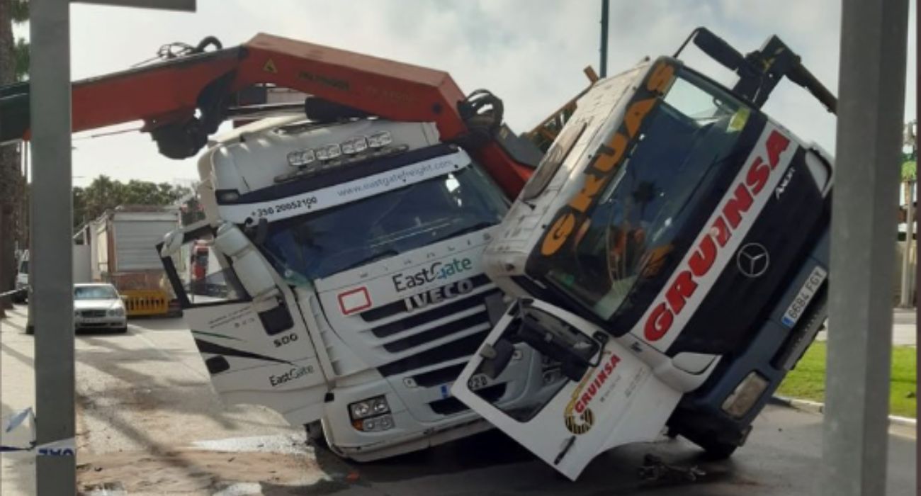 Así quedaron los dos camiones tras el accidente en La Línea.
