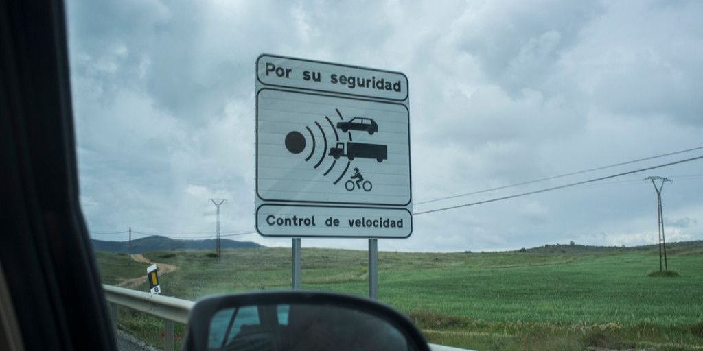 Estos son los 50 que más 'cazan' de España. Imagen de un cartel que avisa de un control de velocidad, en imagen de archivo.