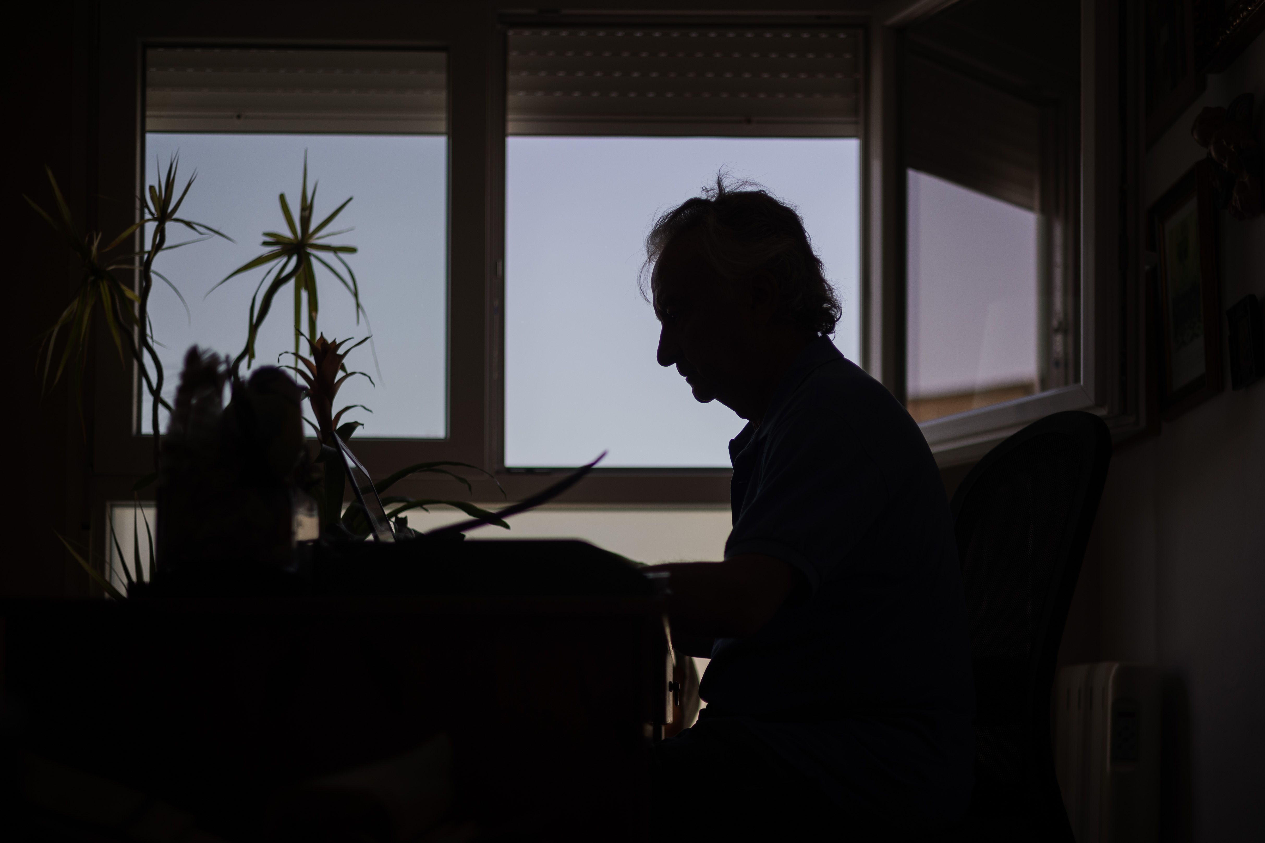 Un estudioso de la naturaleza, Manuel Barcel en su escritorio trabajando.    MANU GARCÍA