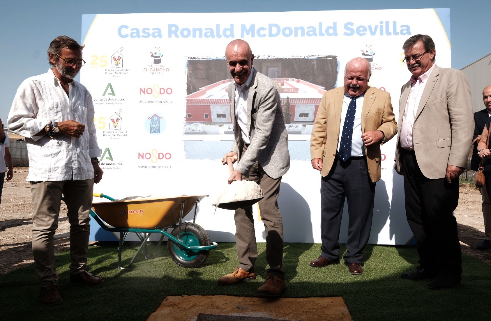 Antonio Muñoz y Jesús Aguirre colocando la primera piedra de las obras.