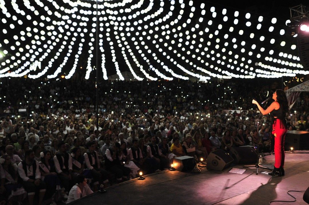 La Feria comenzó con un concierto de María Peláe.