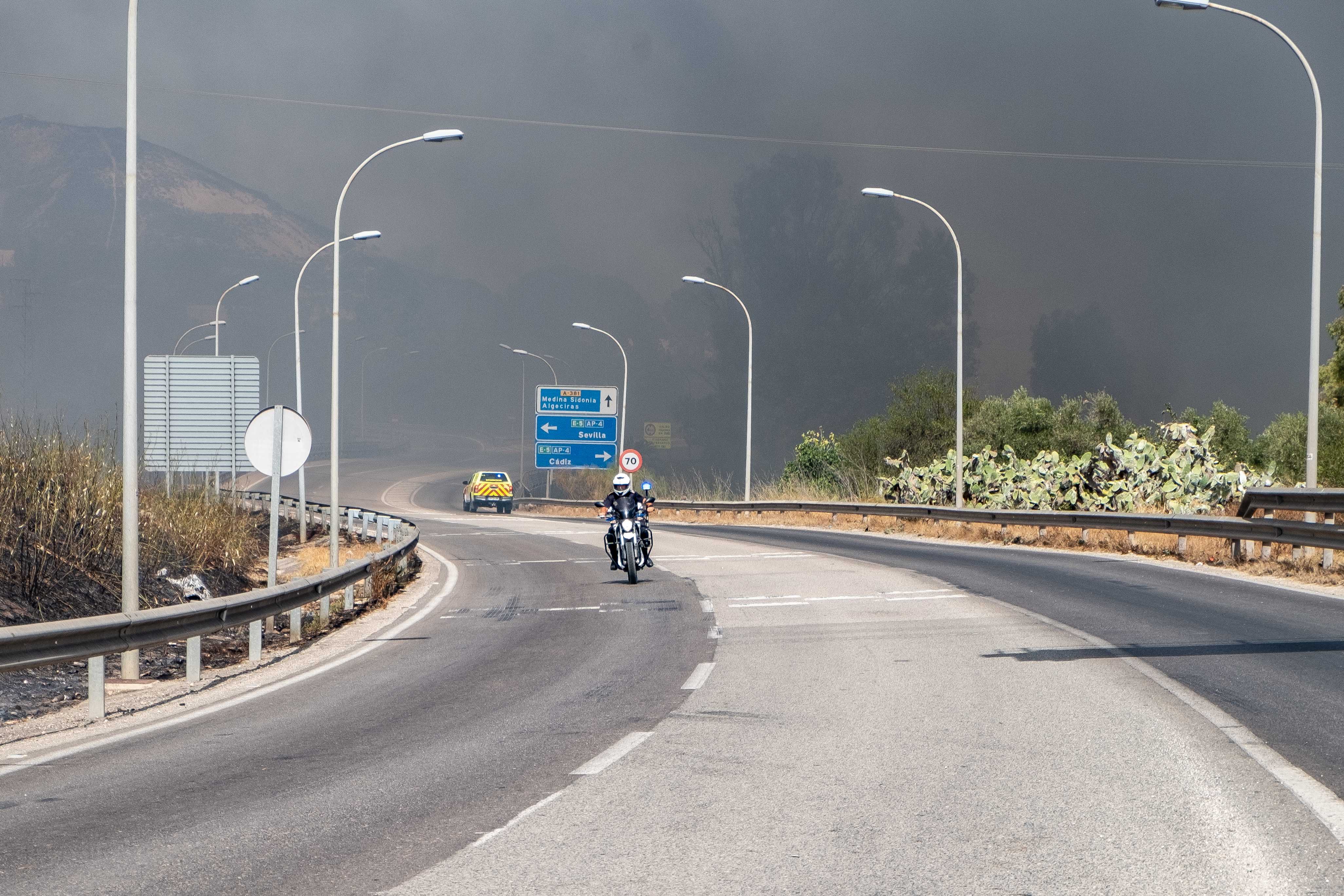 Efectivos de Bomberos y Policía Local se desplazan en el entorno donde se ha desatado el fuego en Jerez, este miércoles.