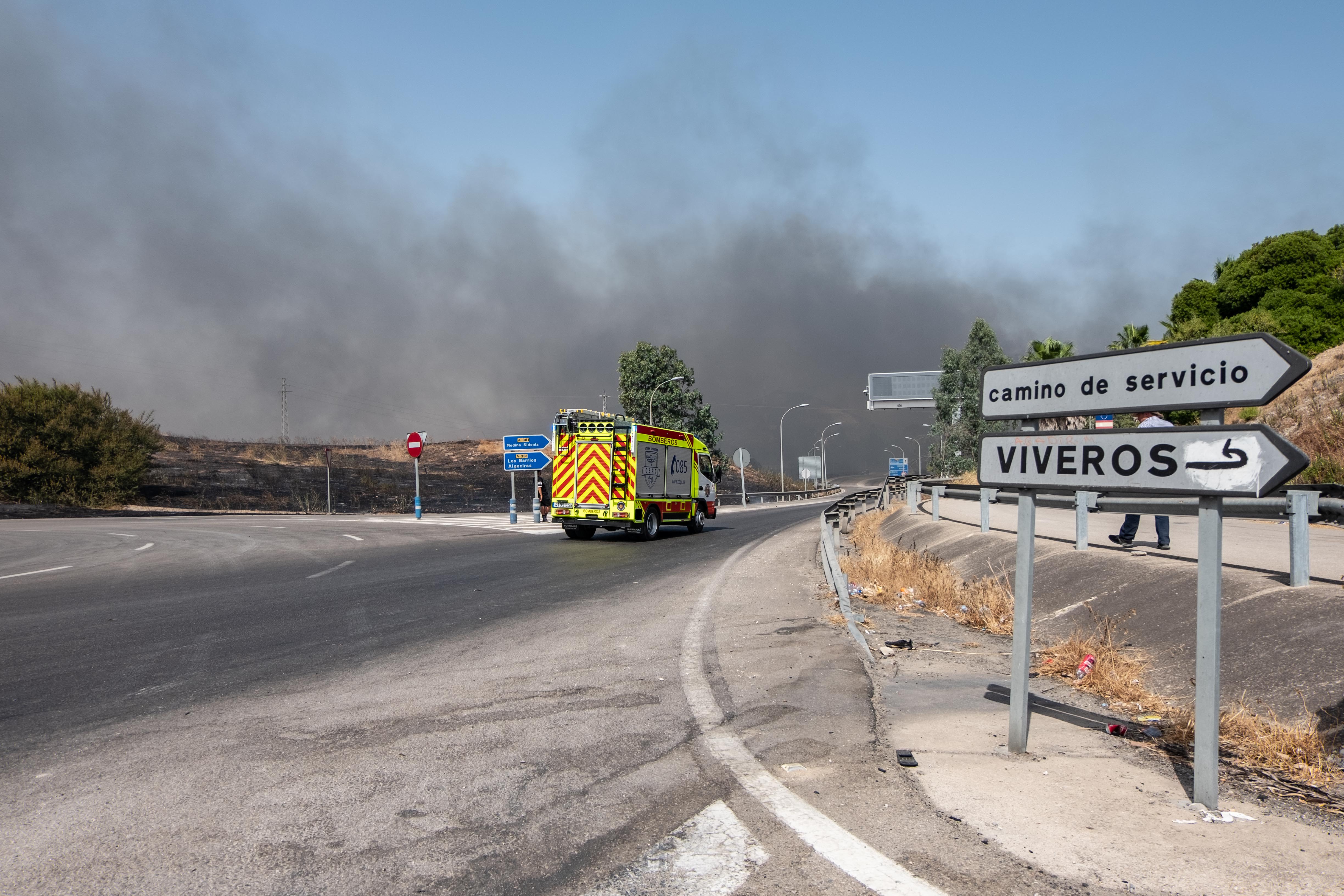 Camión de Bomberos se desplazan para sofocar las llamas, en la zona de viveros Olmedo y el entorno de la Cartuja en Jerez, este miércoles.