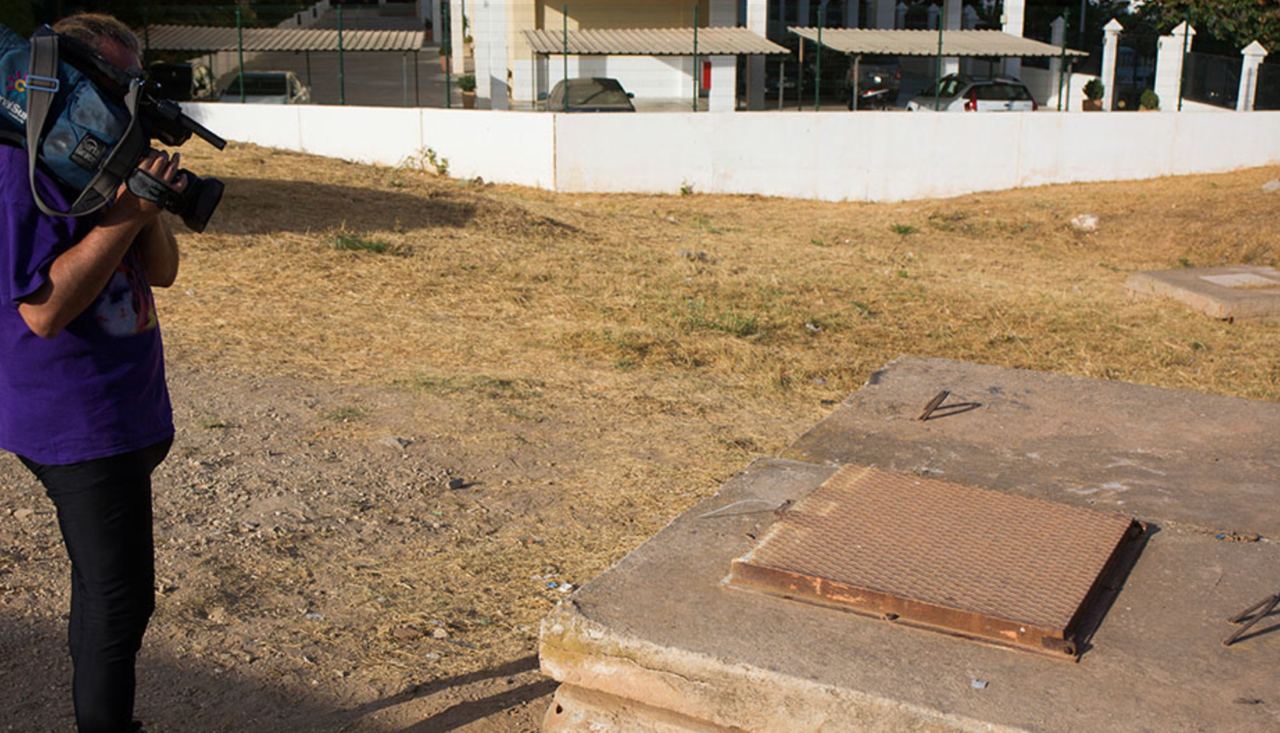 Una imagen de la alcantarilla en la que se encontró el cadáver.   CANAL SUR