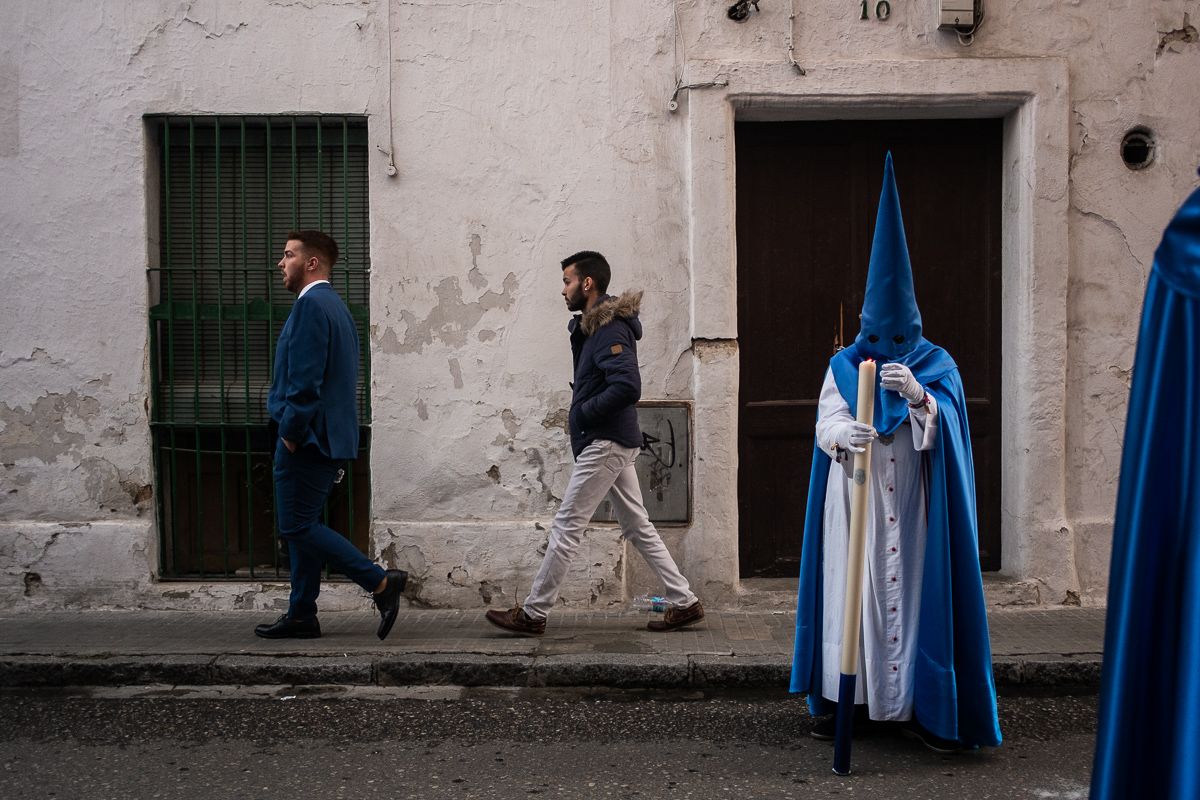 Un penitente de las Viñas en Calle Zaragoza. FOTO. MANU GARCÍA.