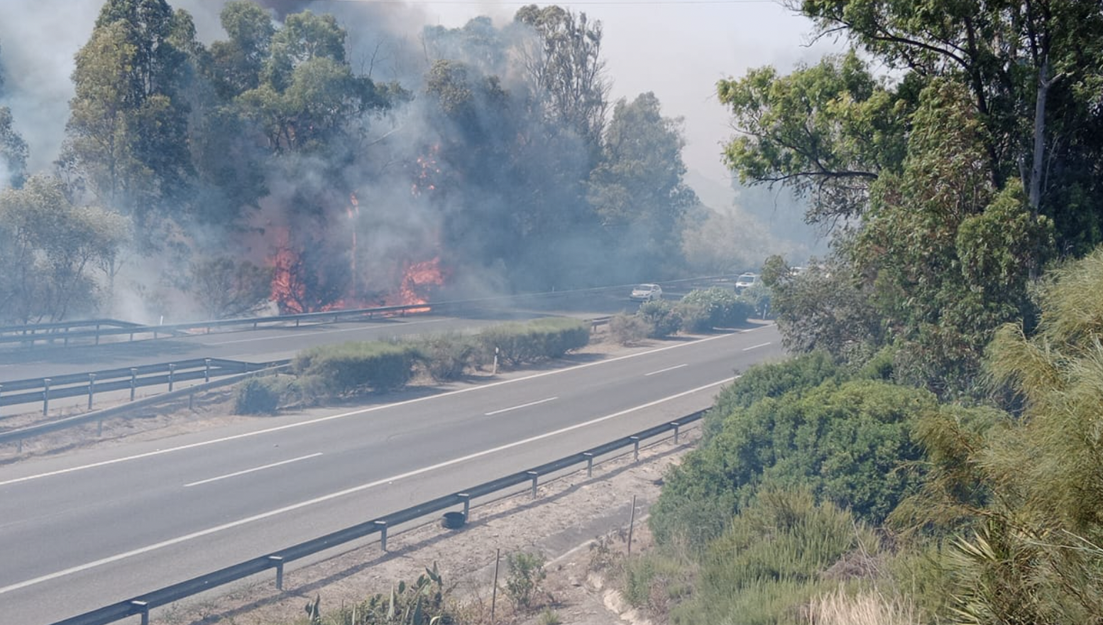 El Puesto de Mando Avanzado, habilitado en la Cartuja. En la imagen de LAVOZDELSUR.ES, el incendio "saltando" la autopista.