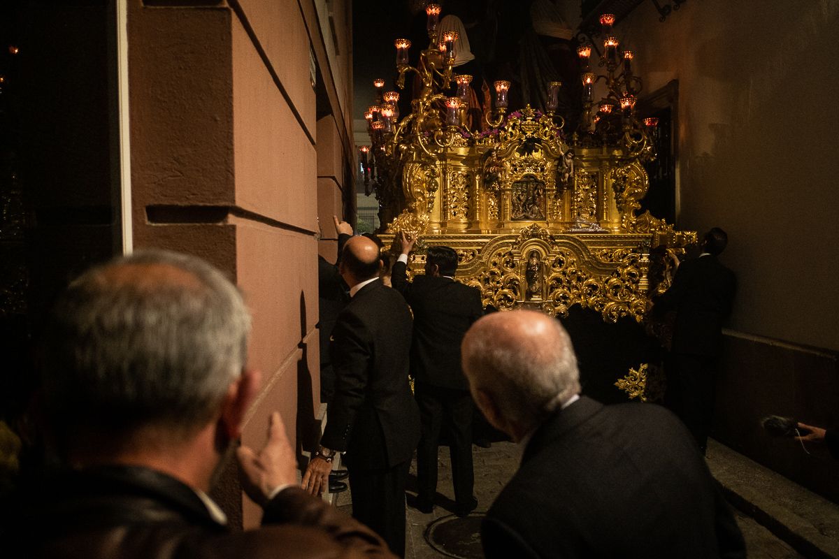 El paso del Descendimiento, por la calle Soledad, en una Semana Santa anterior. FOTO: MANU GARCÍA.