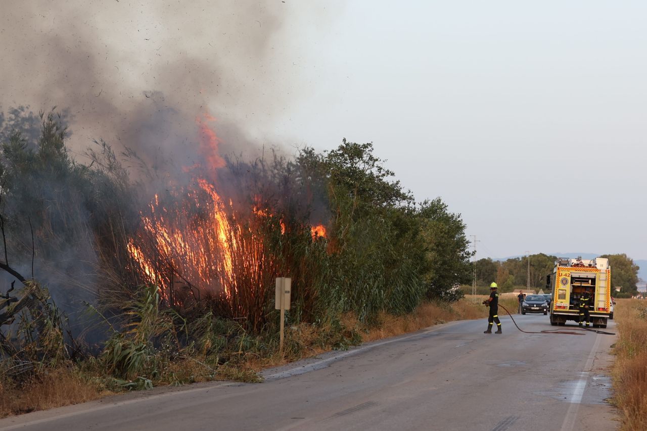 El fuego todavía no está controlado del todo.   MANU GARCÍA