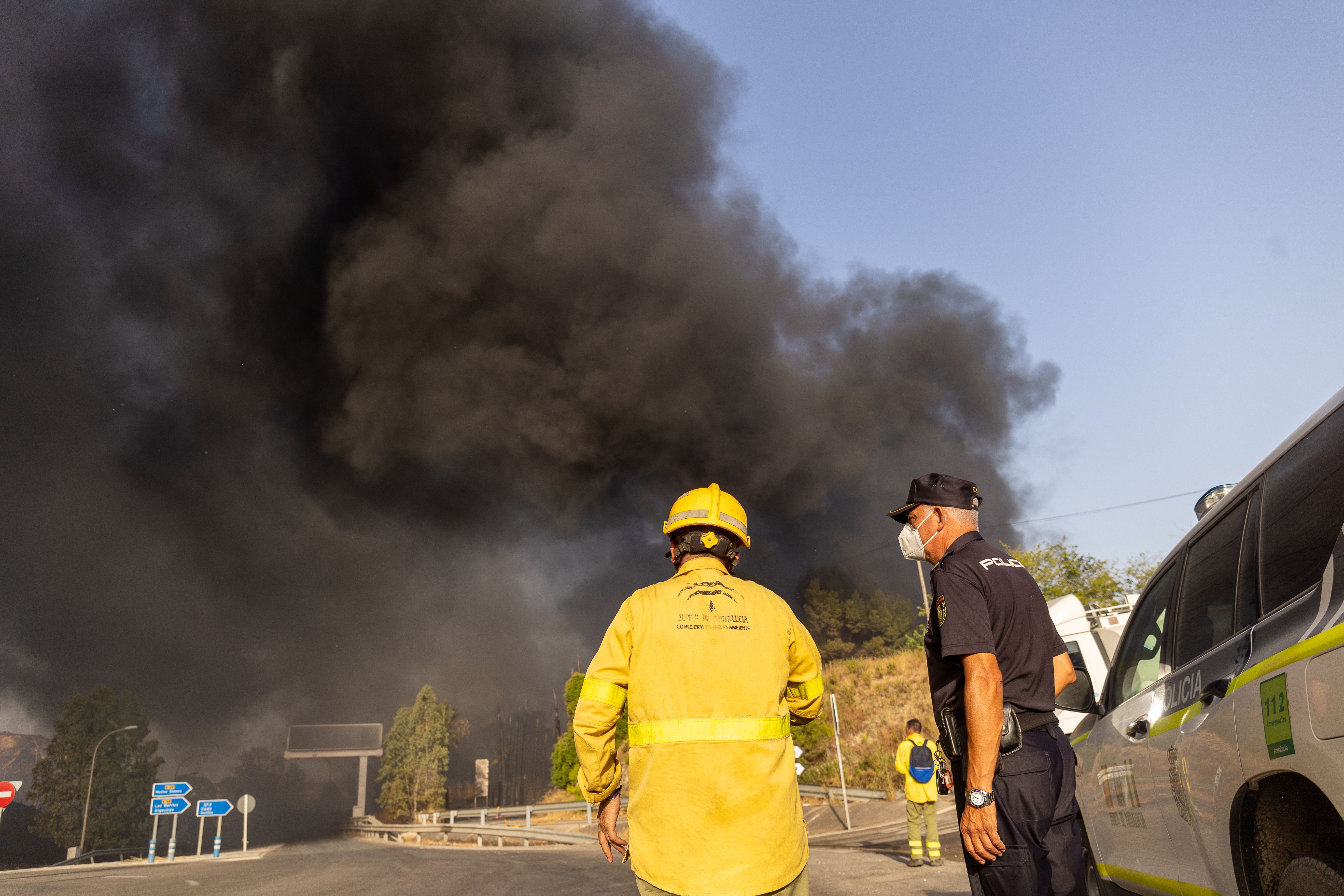 La cortina de humo negro que inundó la zona rural afectada.