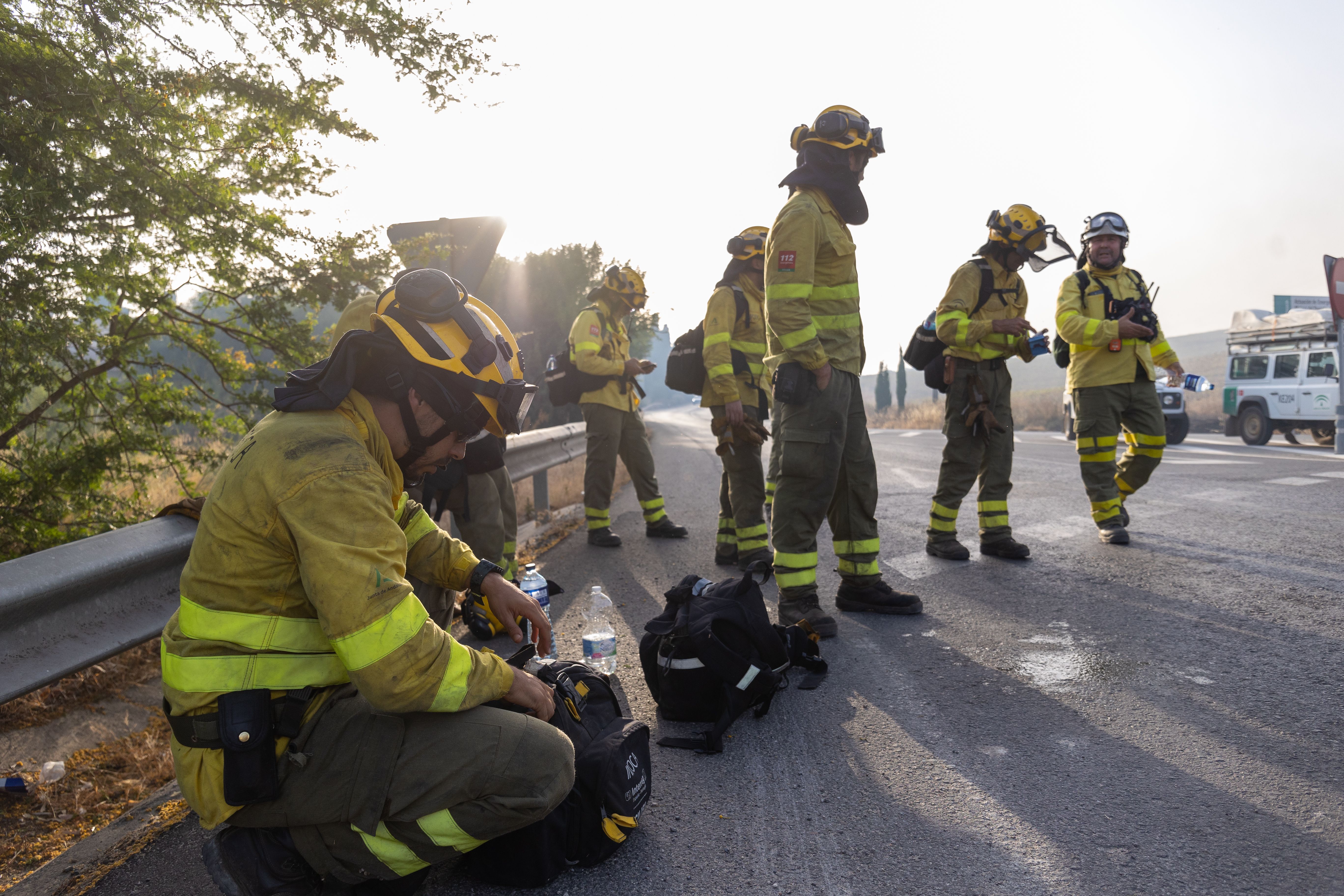 Bomberos que están trabajando en la extinción del incendio.