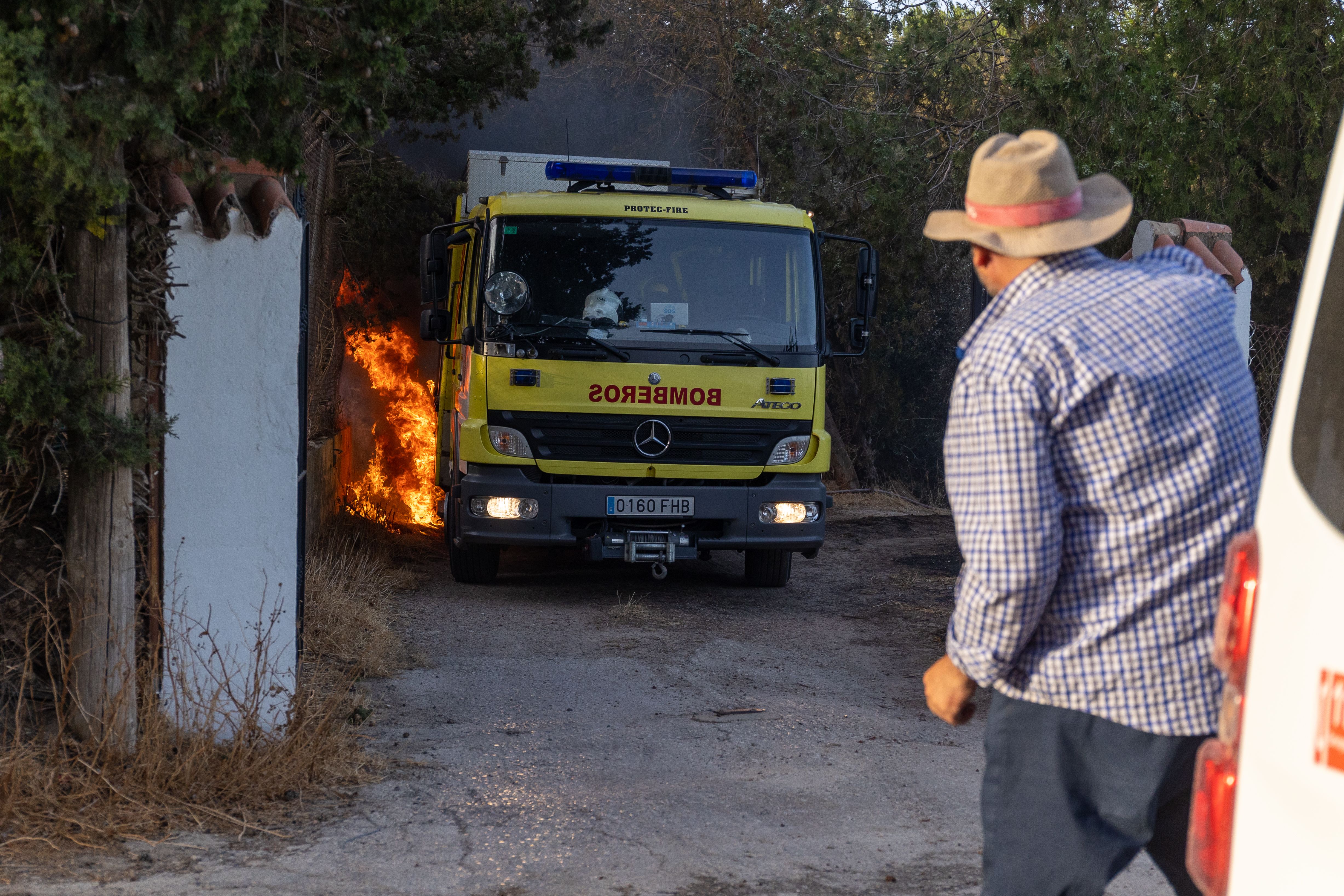 El camión de Bomberos, entre llamas. 