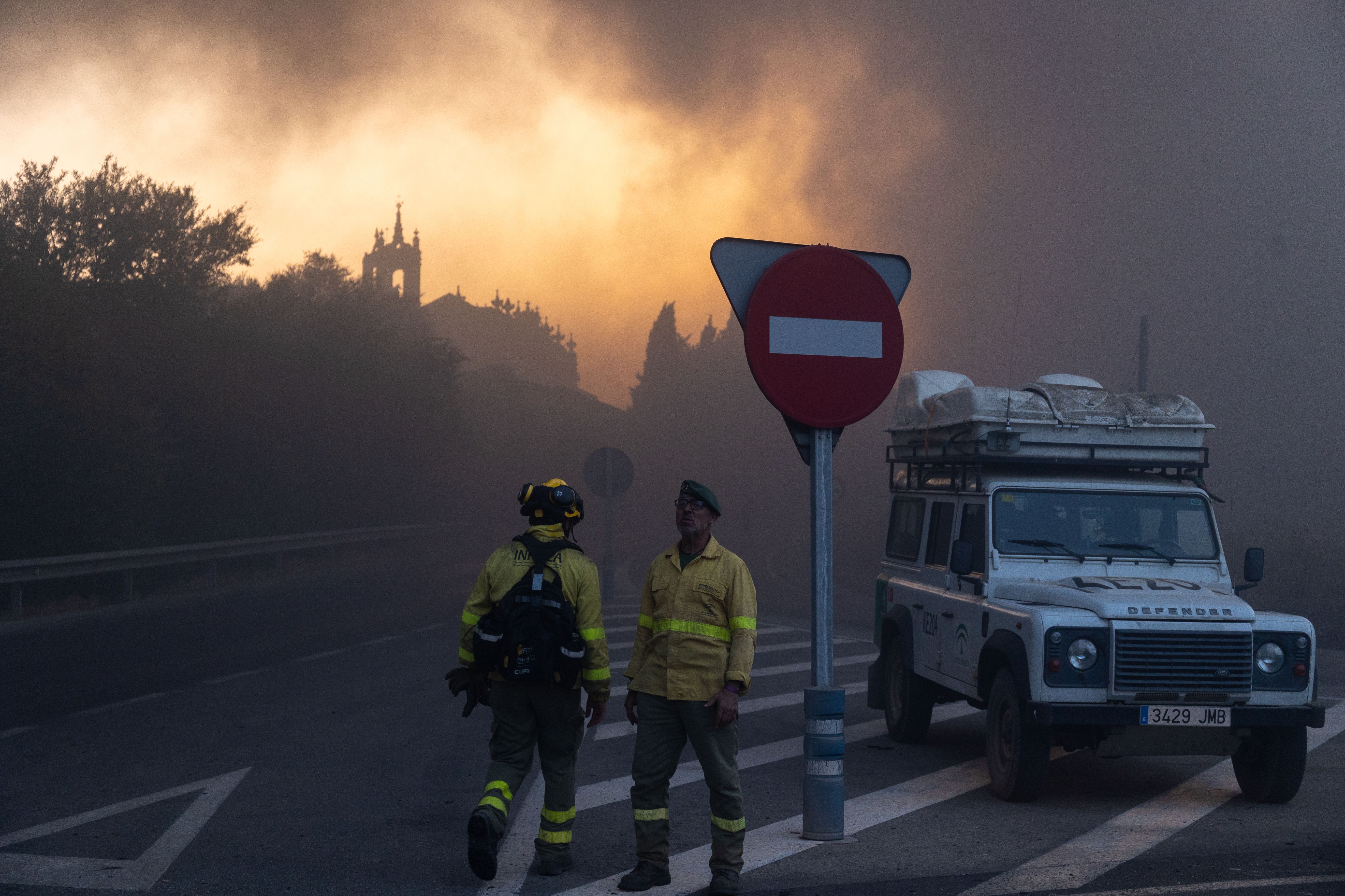 Agentes forestales, con la humareda. 