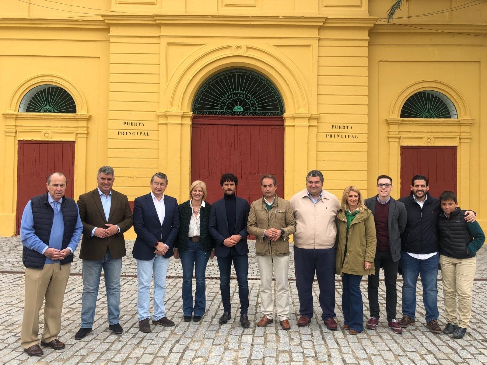 El PP, concentrado delante de la plaza de Toros de Jerez.