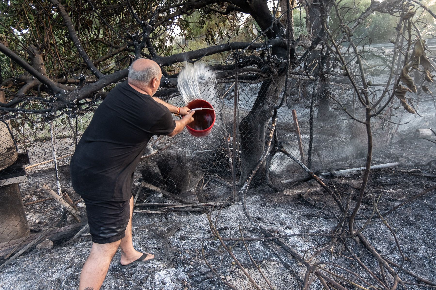 Un vecino de Lomopardo, ayduando en las labores de extinción. 