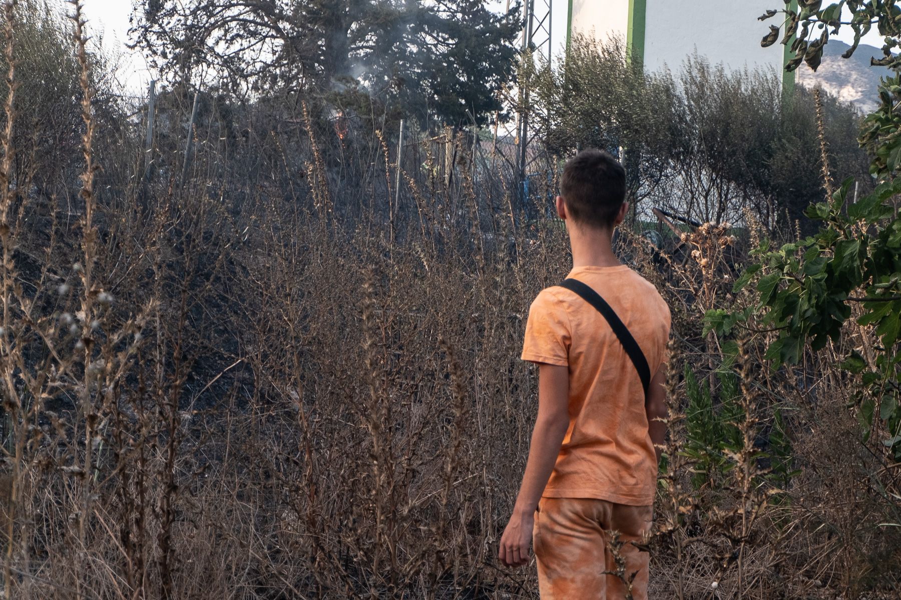 Un joven mira desolado cómo ha quedado todo. 