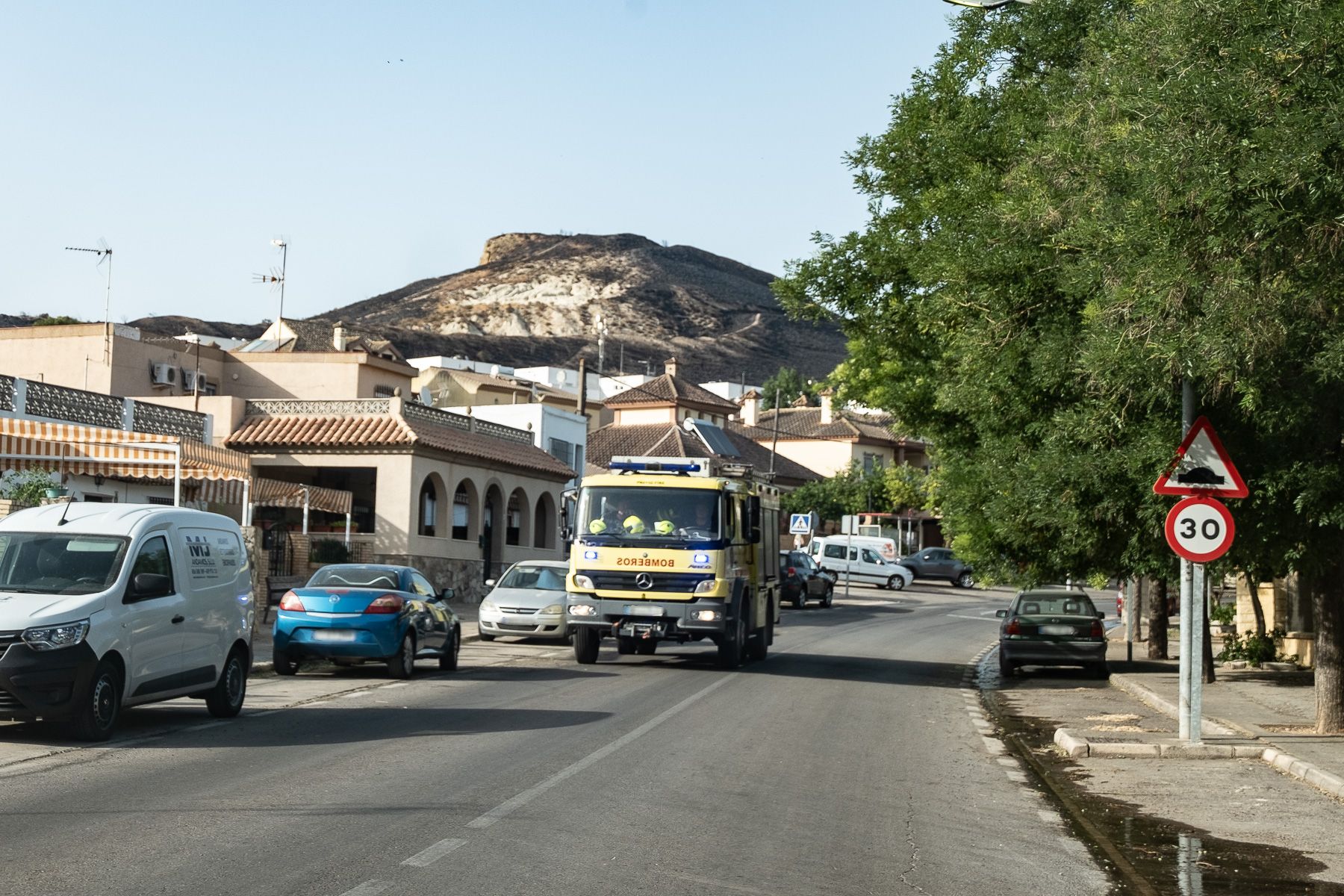 Un camión de Bomberos, desplazándose por una de las barriadas rurales. 