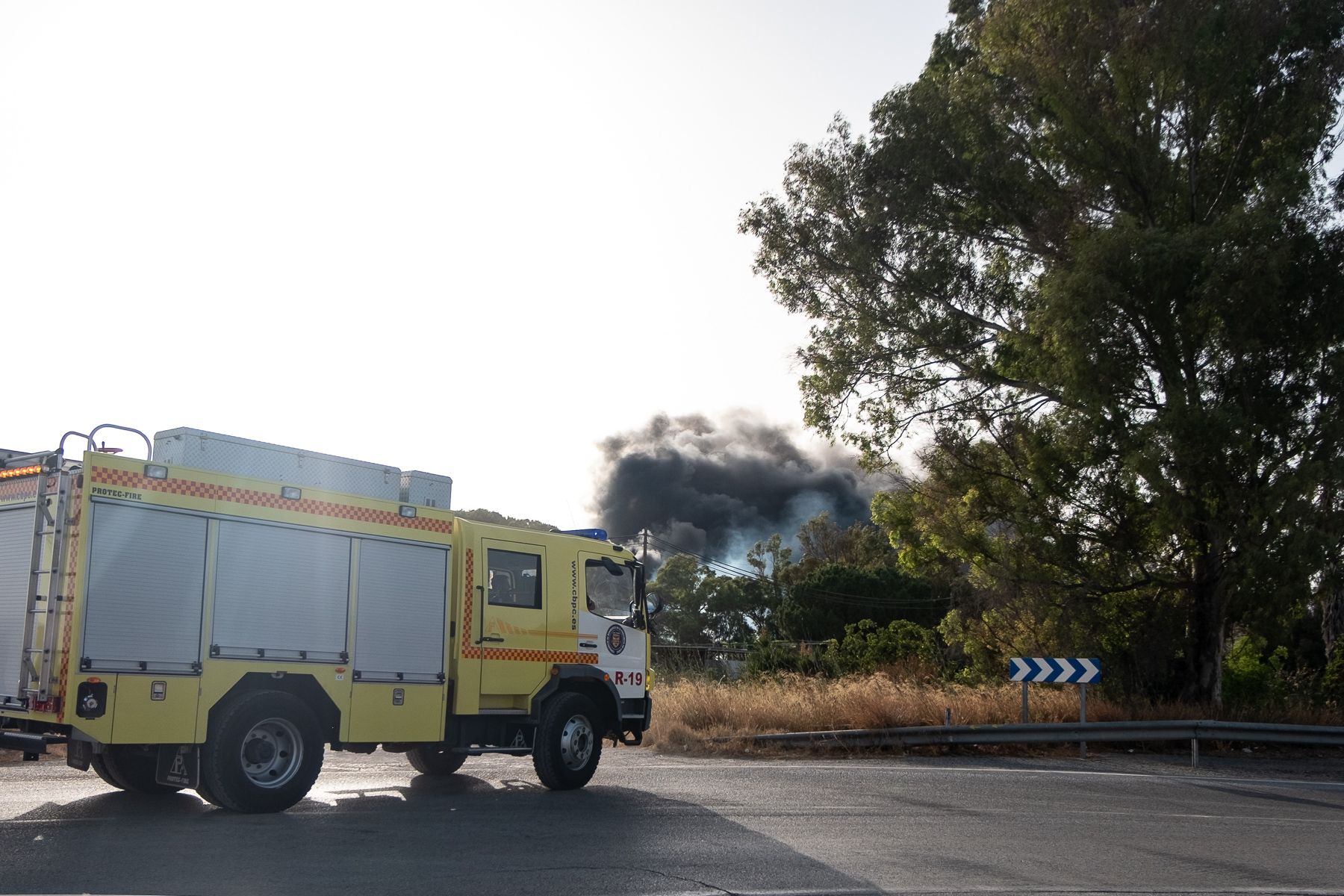 Bomberos dirigiéndose al lugar del incendio. 