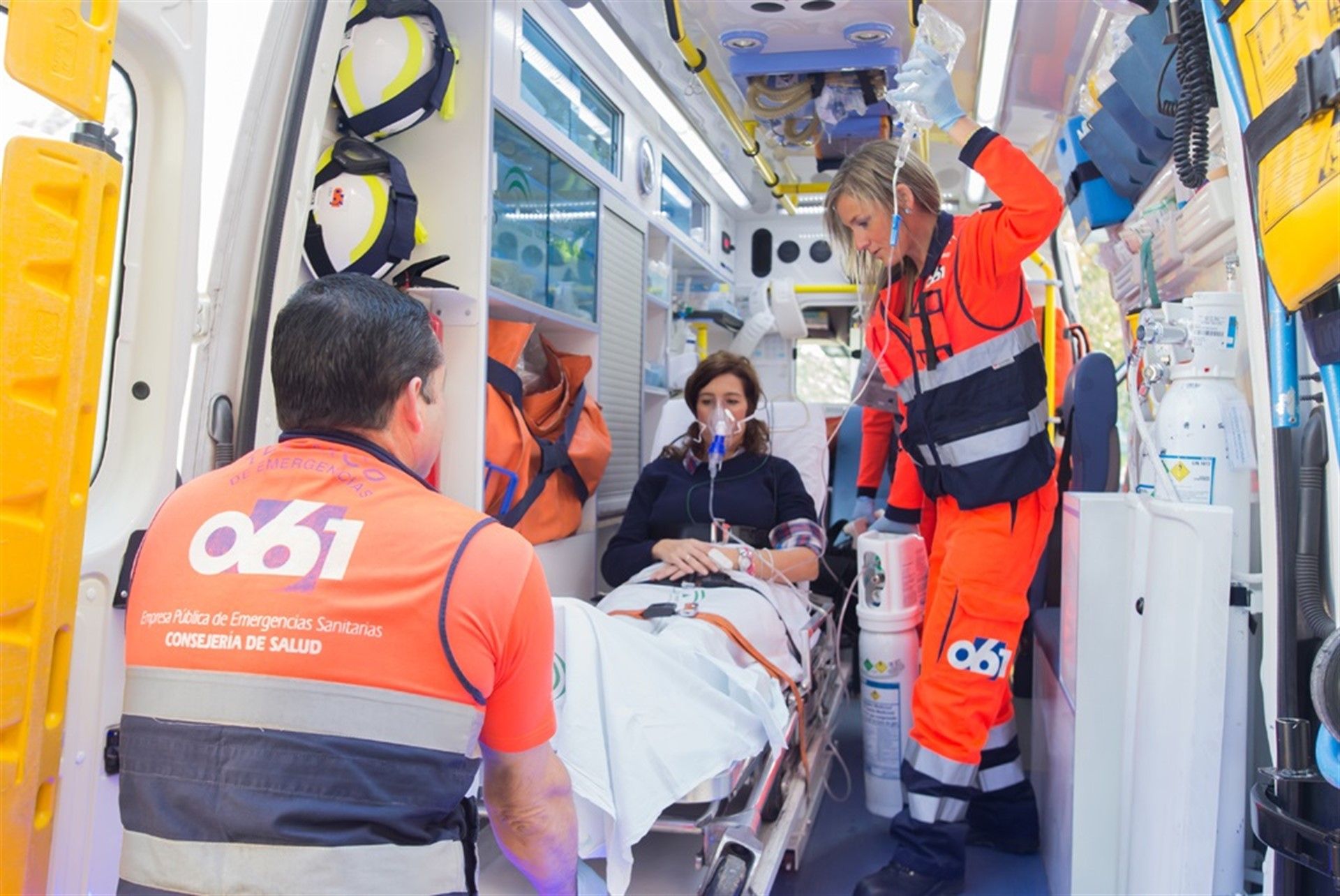 Una mujer atendida por los sanitarios en una fotografía de archivo. FOTO: EUROPA PRESS.