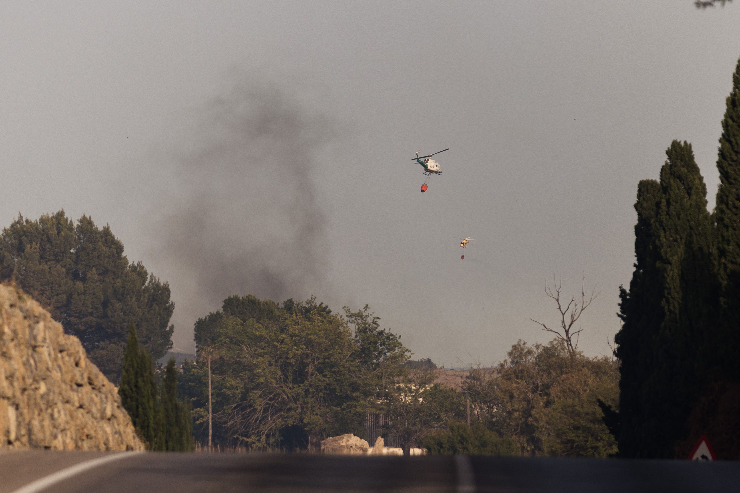 Un helicóptero ayudando en las labores de extinción. 