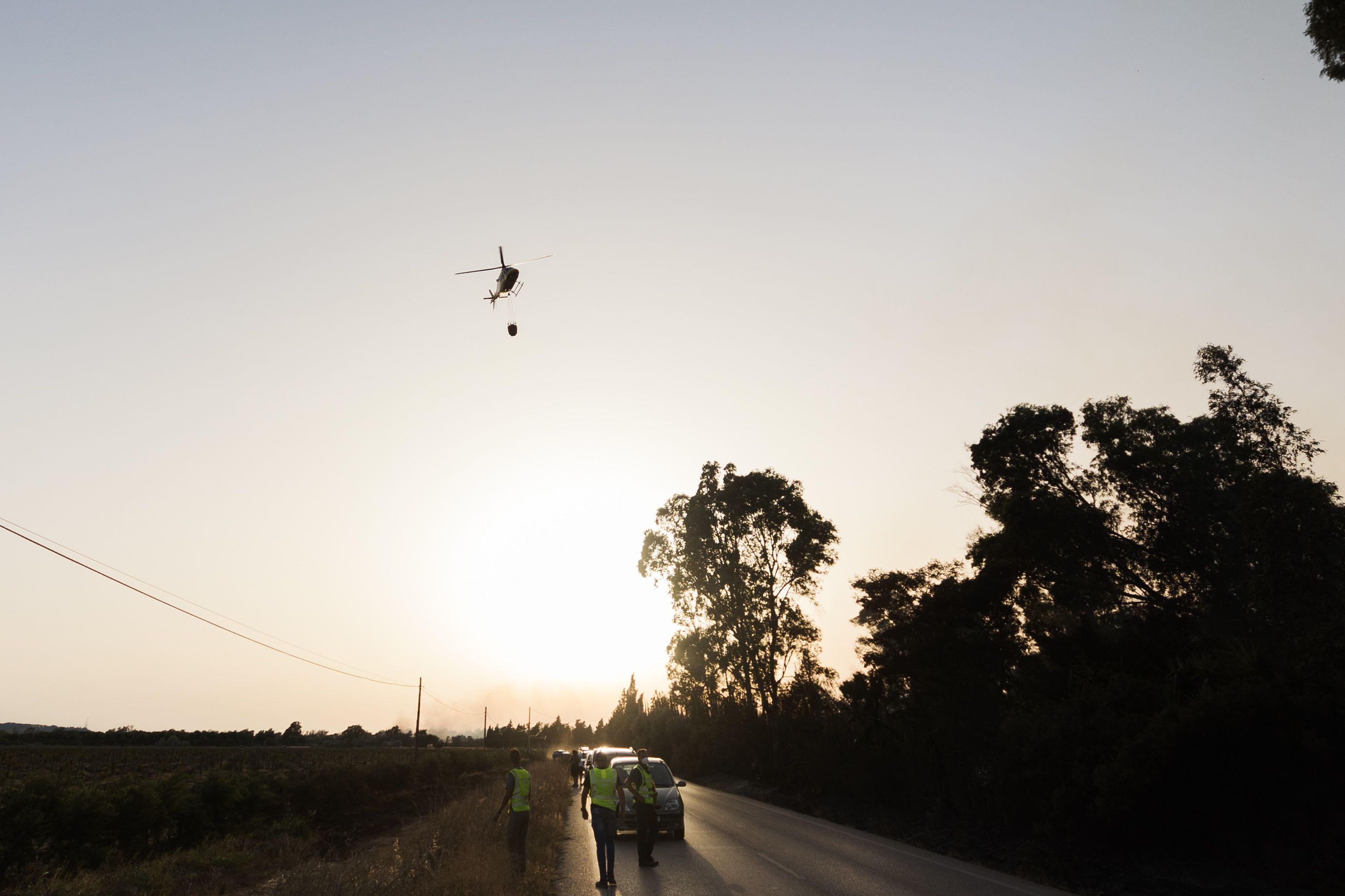 Los efectivos desplazados a la zona, sin descanso.