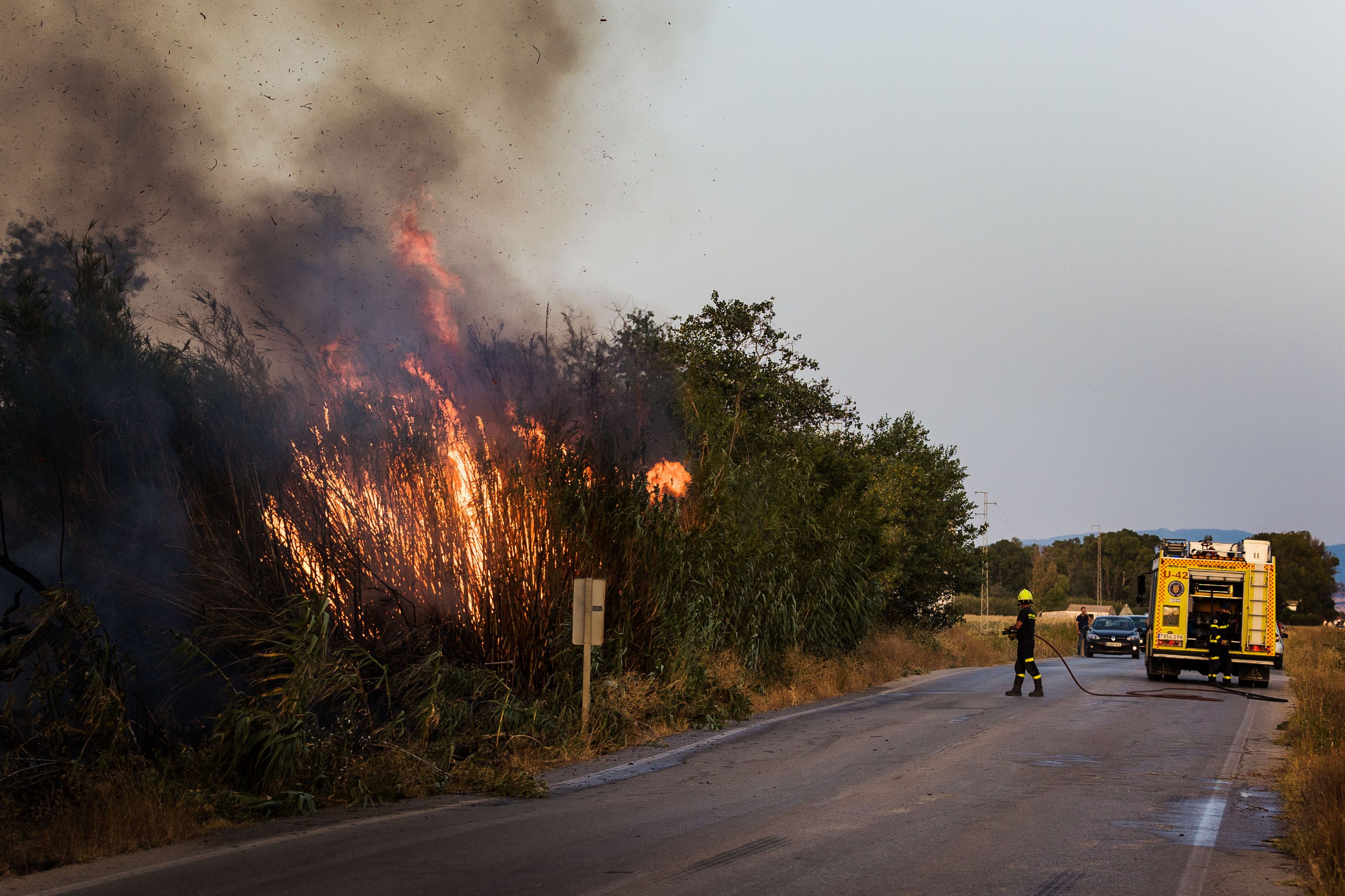 Imagen de archivo de bomberos interviniendo sobre un fuego. Estas son las penas a las que se enfrentan los causantes de un incendio.