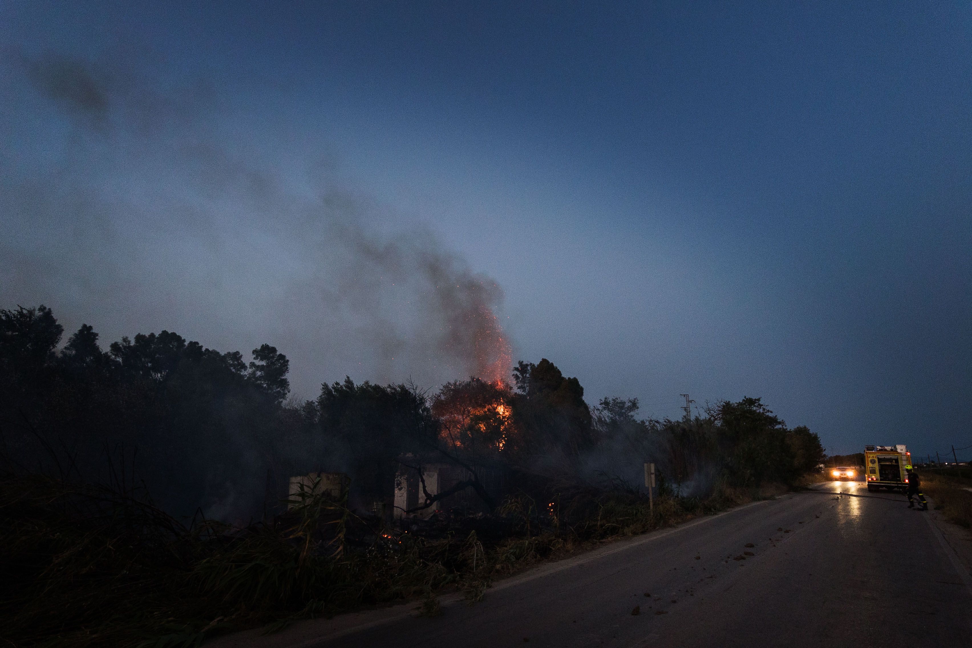 Pasadas más de seis horas, el incendio seguía activo.