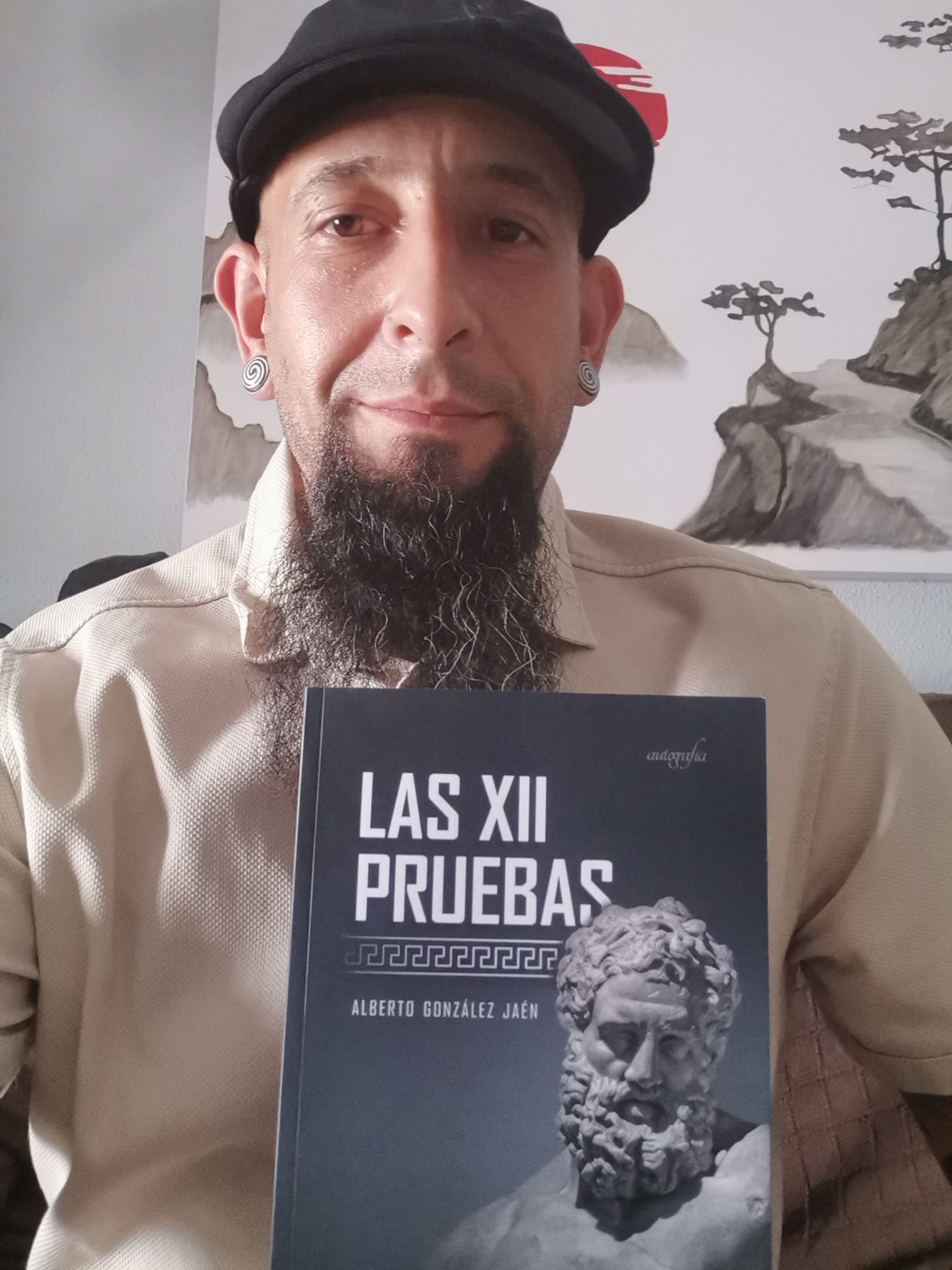 Alberto González con su segundo libro.