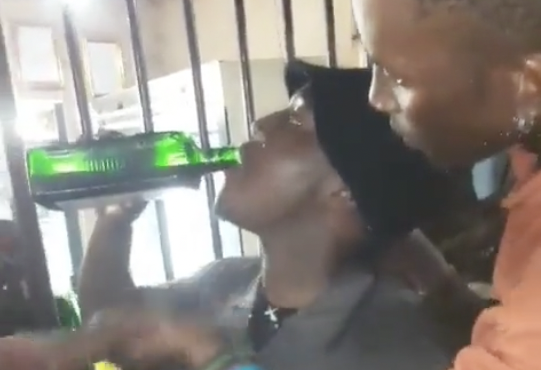 El hombre se bebió una botella de Jägermeister en dos minutos.