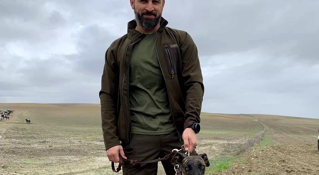 Santiago Abascal, durante un encuentro con galgos de caza. 