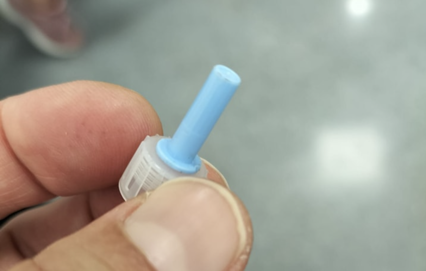 Una aguja de insulina encontrada en el contenedor con forma de corazón donde se depositan los tapones solidarios en Medina Sidonia.