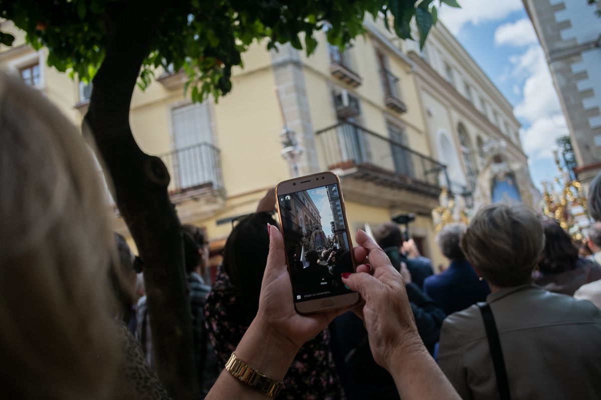Una persona retrata el momento del paso de la Virgen de la Luz, del Resucitado, con su móvil.