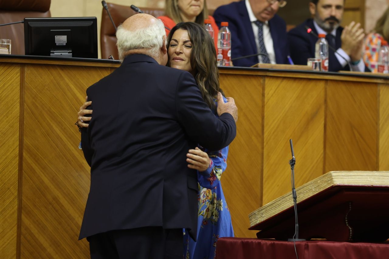 Olona (Vox) besando a Aguirre (PP) tras el juramento.