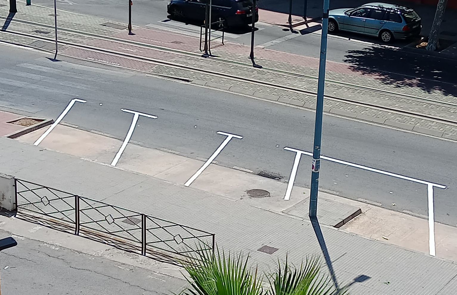 Línea doblada en una calle del barrio Ciudad Jardín, en Chiclana.