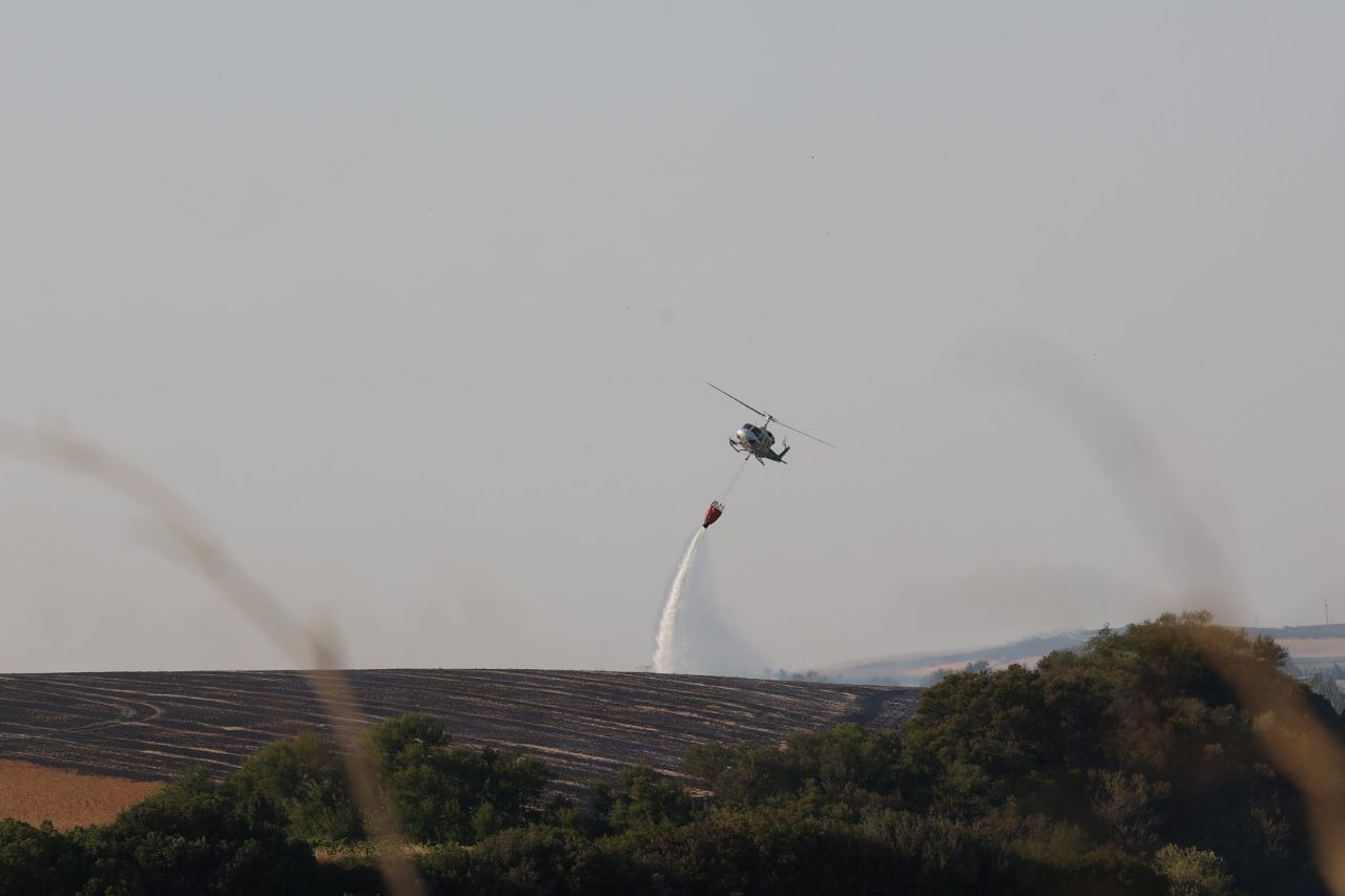 Un helicóptero de Infoca vierte agua sobre el nuevo foco en el incendio de Jerez, esta tarde de jueves.