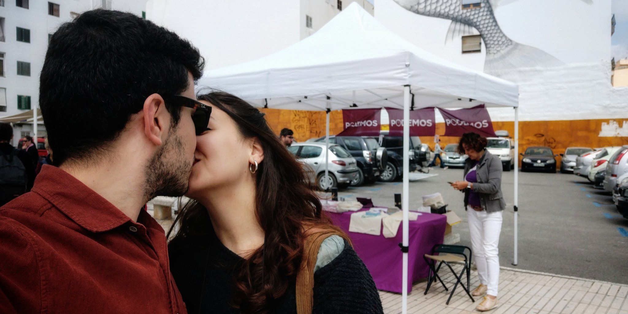 Una pareja heterosexual planta cara a Podemos en Ibiza y convierte su beso en un símbolo contra la heterofobia.