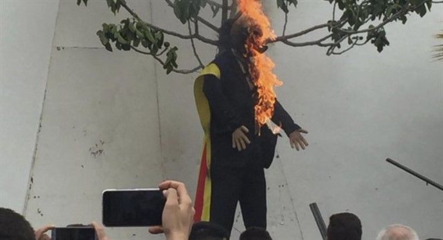 La figura de Carles Puigdemont quemada en Coripe. 