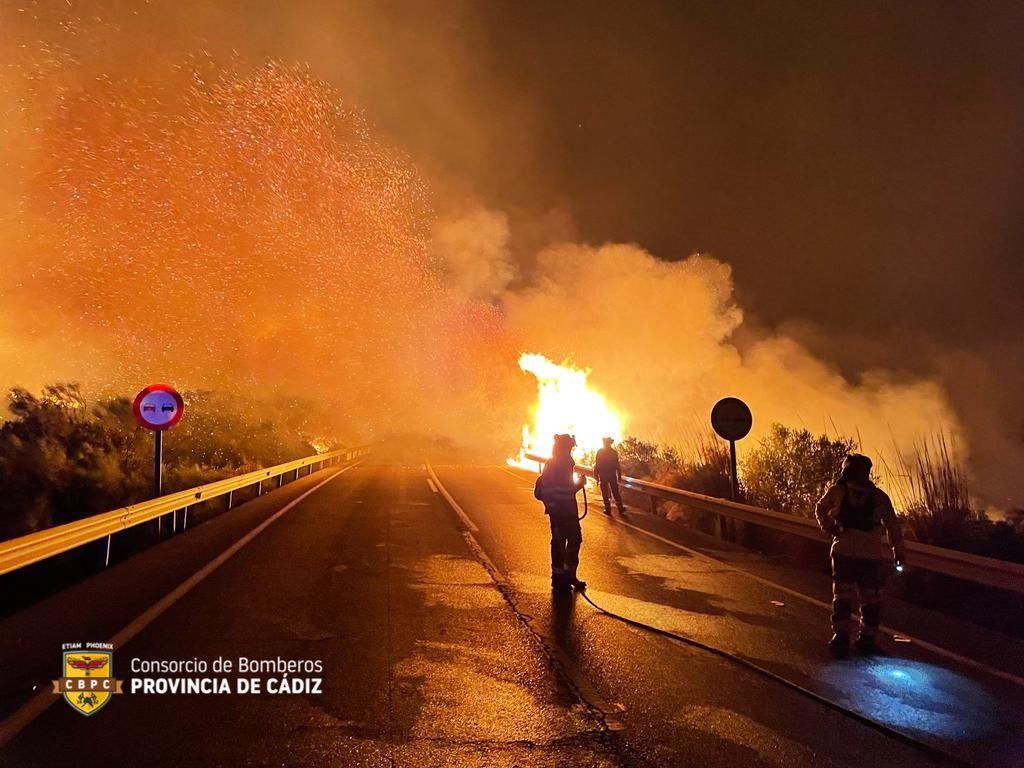 Incendio en Olvera: una casa rural afectada y otras tres desalojadas.