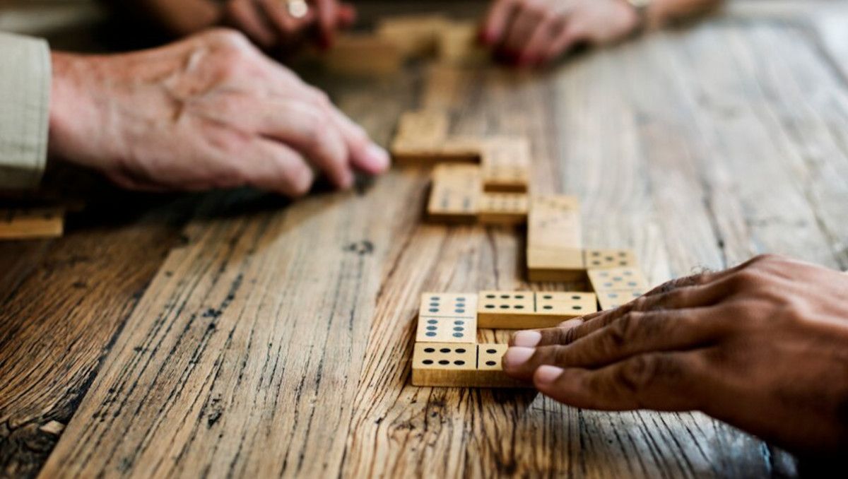 Bronca entre jubilados por un dominó y un mando del aire acondicionado en Almería.