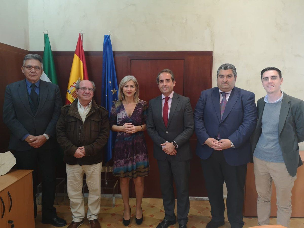 La consejera de Cultura, Patricia del Pozo, reunida con el alcaldable del PP de Jerez Antonio Saldaña y otros miembros del partido para abordar un proyecto sobre flamenco en la ciudad.