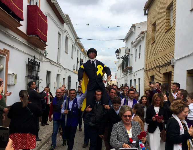 Vecinos de Coripe con el muñeco de Puigdemont antes de quemarlo. 